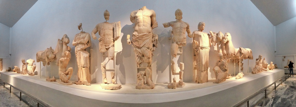 Estátuas no museu de Olímpia.