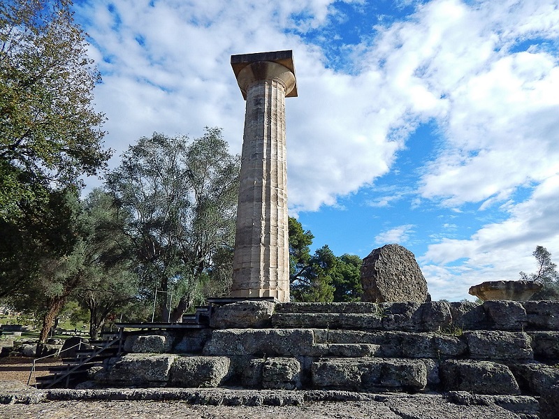 Coluna reconstituída do Templo de Zeus, em Olímpia.