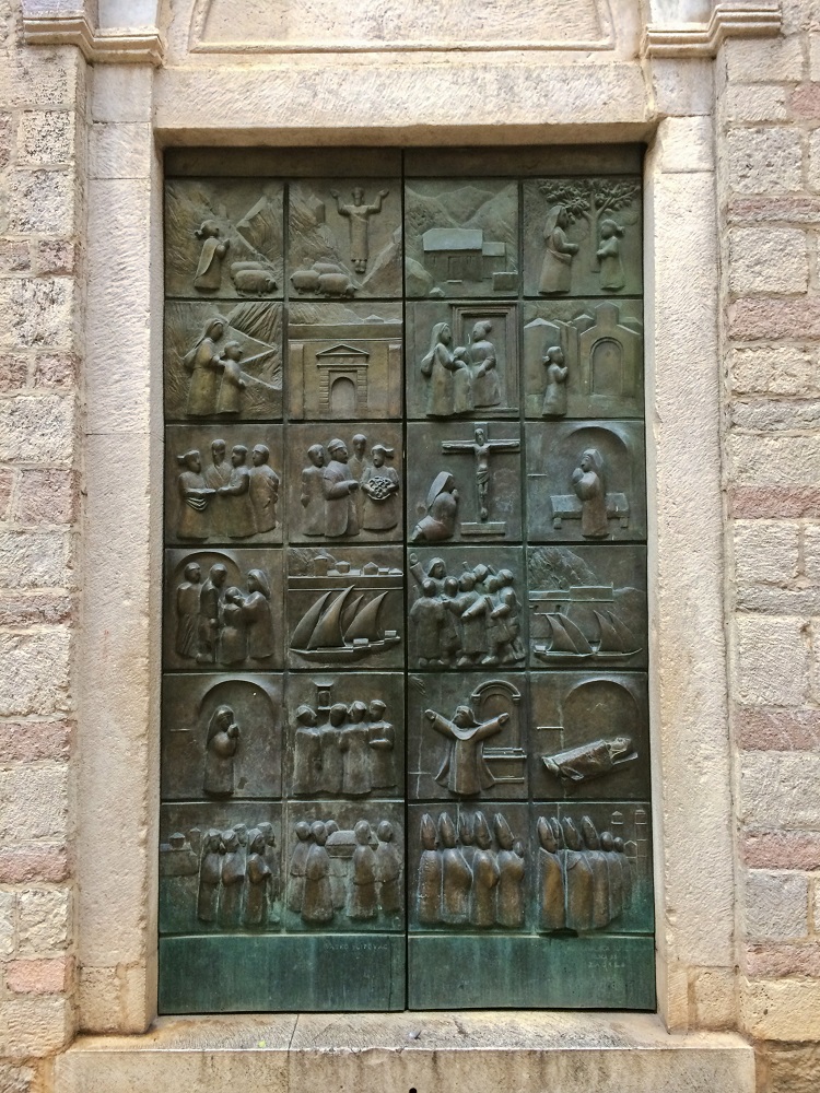 Portão da Igreja de Santa Maria Colegiada.