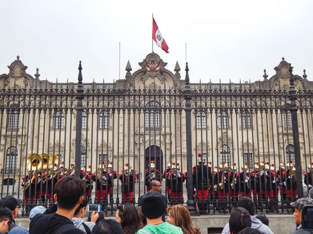 Troca de Guarda no Palácio de Governo, centro histórico de Lima.