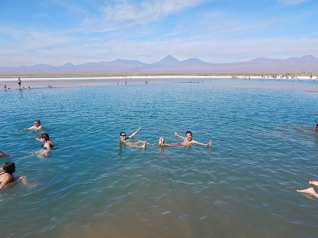 Flutuação na Laguna Piedra, no Atacama.