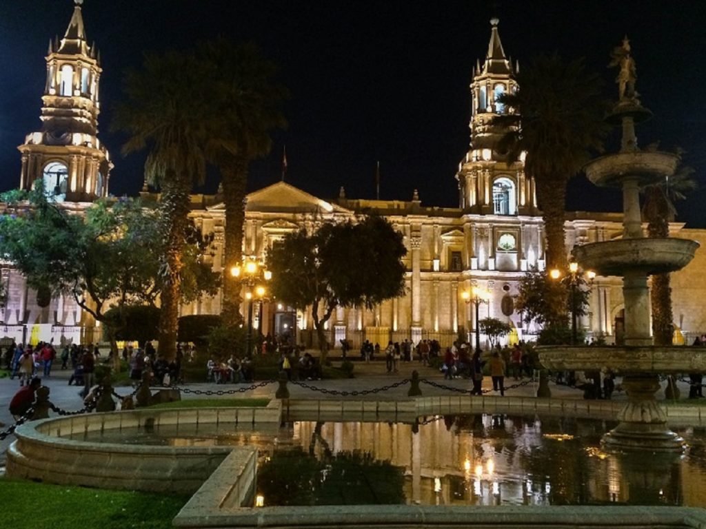 plaza de armas iluminada em Arequipa