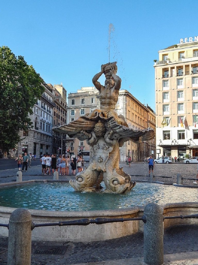 Fontana del Tritone.